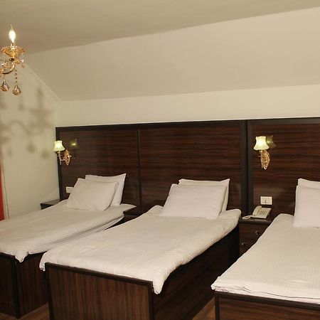 Hotel Adria Приштина Экстерьер фото