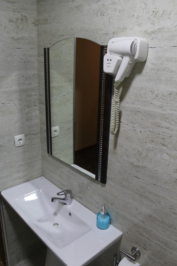 Hotel Adria Приштина Экстерьер фото