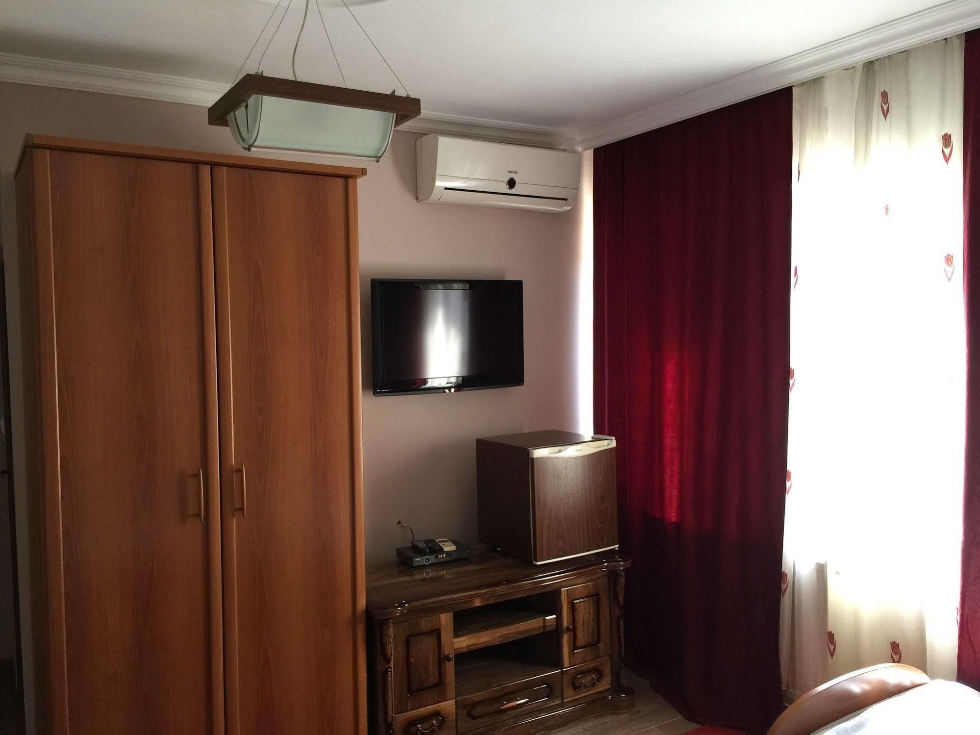 Hotel Adria Приштина Экстерьер фото