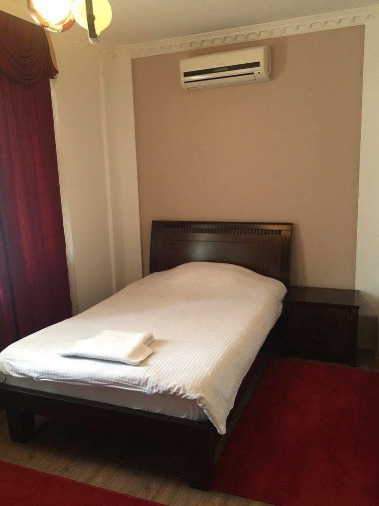 Hotel Adria Приштина Экстерьер фото