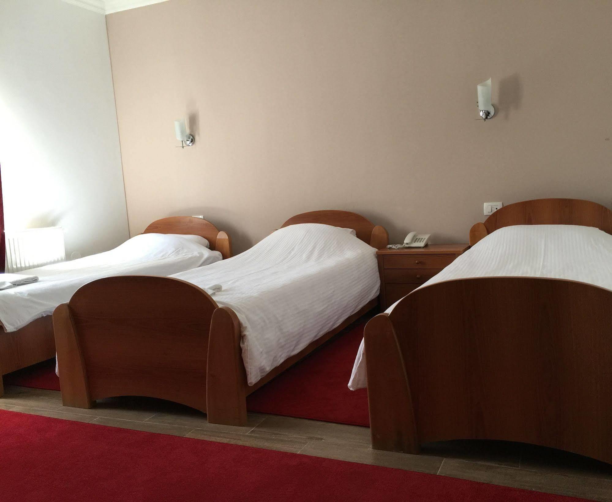 Hotel Adria Приштина Экстерьер фото