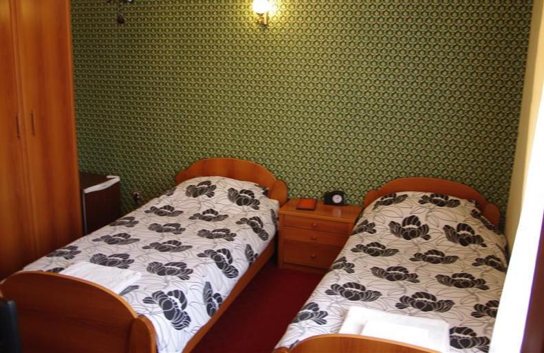 Hotel Adria Приштина Экстерьер фото